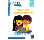 KIM ET TOM JOUENT SUR TABLETTE