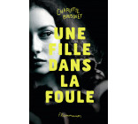 Une fille dans la foule