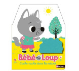 Bébé Loup cache-cache dans la nature