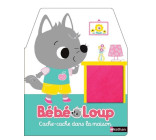 Bébé Loup cache-cache dans la maison