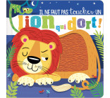 IL NE FAUT PAS TOUCHER... - UN LION QUI DORT