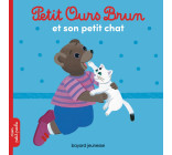 Petit Ours Brun s'amuse avec son chat