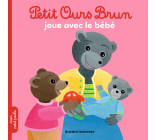 Petit Ours Brun joue avec le bébé